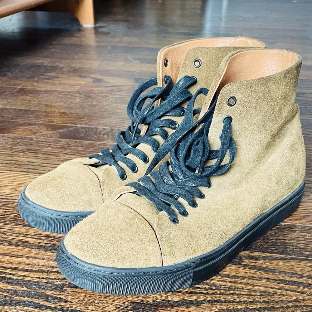 Sz 9.5 Suede Chuck Taylor style Sneaker